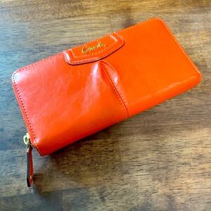 Coach orange wallet… like NEW condition! Super clean 🧡